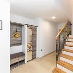 Stunning Home In Dograde
