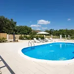 Dom wakacyjny Stunning Home In Dograde Dograde