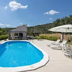 Dom wakacyjny Stunning Home In Dograde