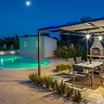 Stunning Home In Dograde * Dograde