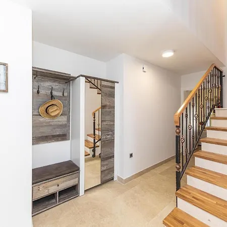 Stunning Home In Dograde