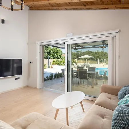 Dom wakacyjny Stunning Home In Dograde