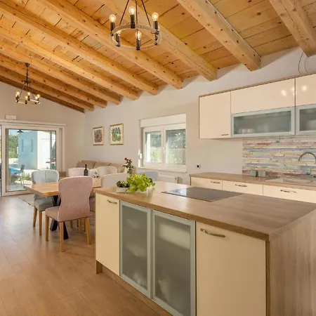 Stunning Home In Dograde Dograde