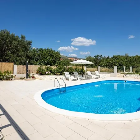 Dom wakacyjny Stunning Home In Dograde Dograde