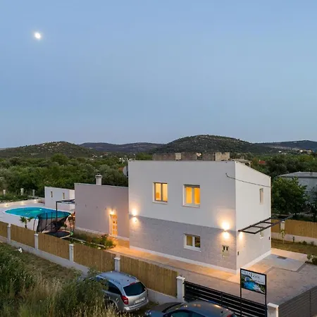 Dom wakacyjny Stunning Home In Dograde Dograde