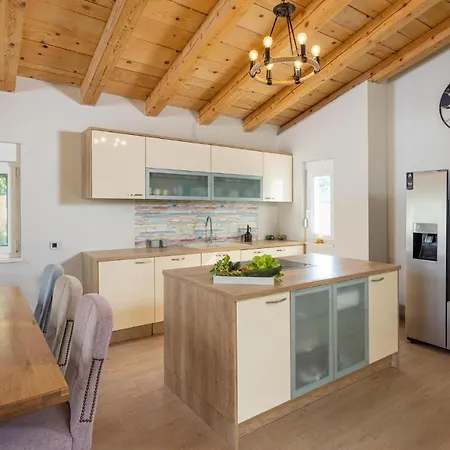 Dom wakacyjny Stunning Home In Dograde Dograde