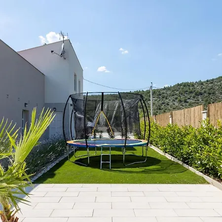 Stunning Home In Dograde