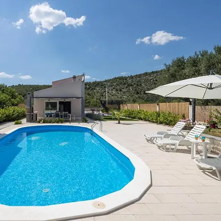 Dom wakacyjny Stunning Home In Dograde