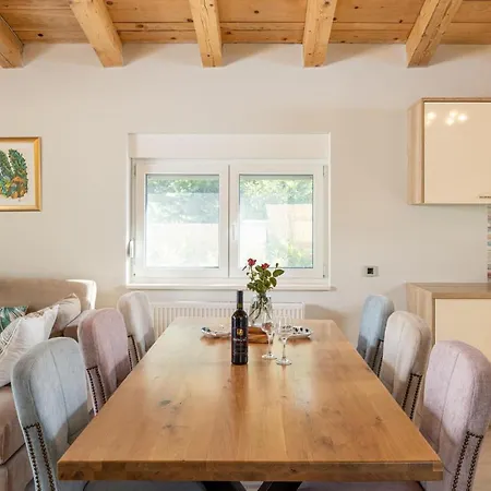 Stunning Home In Dograde Dom wakacyjny