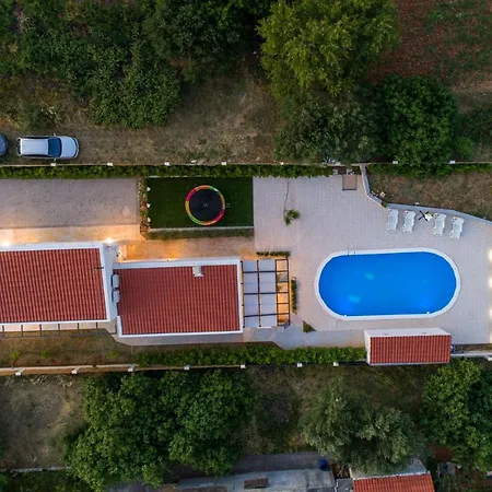 Stunning Home In Dograde * Dograde