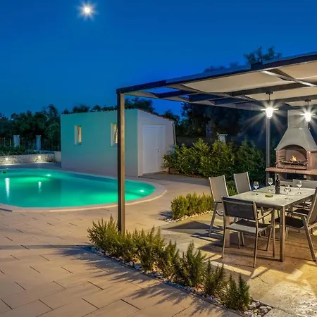 Stunning Home In Dograde * Dograde